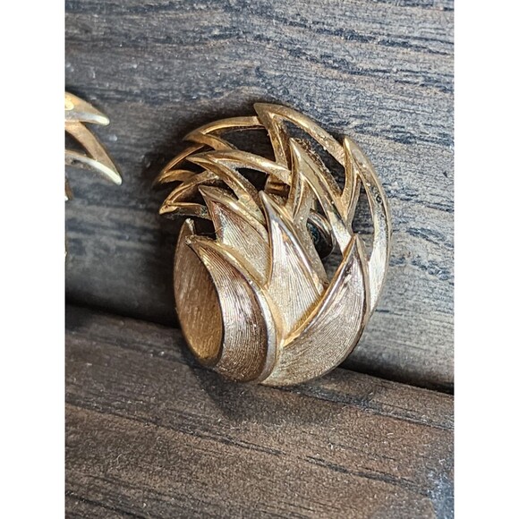 Trifari Crown Signed Vintage Clip On Feather Flame Gold Tone Earrings Textured - Picture 3 of 10